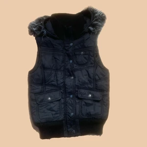 Vest - Svart gullig vest med massa små detaljer :D 