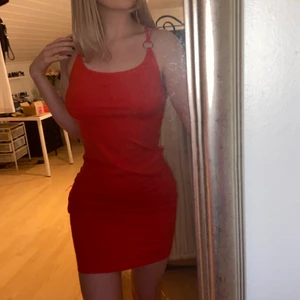 Klänning - En såå snygg tajt klänning! Använd fåtal gånger så den är i bra skick☺️ den sitter SÅ bra! Det är storlek M men passar även S💕