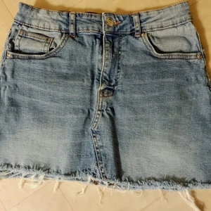 Jeans kjol 38 Gina Tricot - Använd par gånger. I bra skick.. 