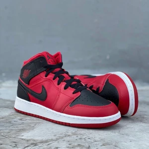 Jordan 1 Mid Reverse Bred - Storsäljare i lager ❤️🍓  Passa på att köpa ett par inför alla hjärtans dag 😉🍓  Air Jordan 1 Mid Reverse Bred 👟 🌹  Tillgängliga storlekar: ⤵️  39 EU 🇪🇺   Nu för endast: 1499:-