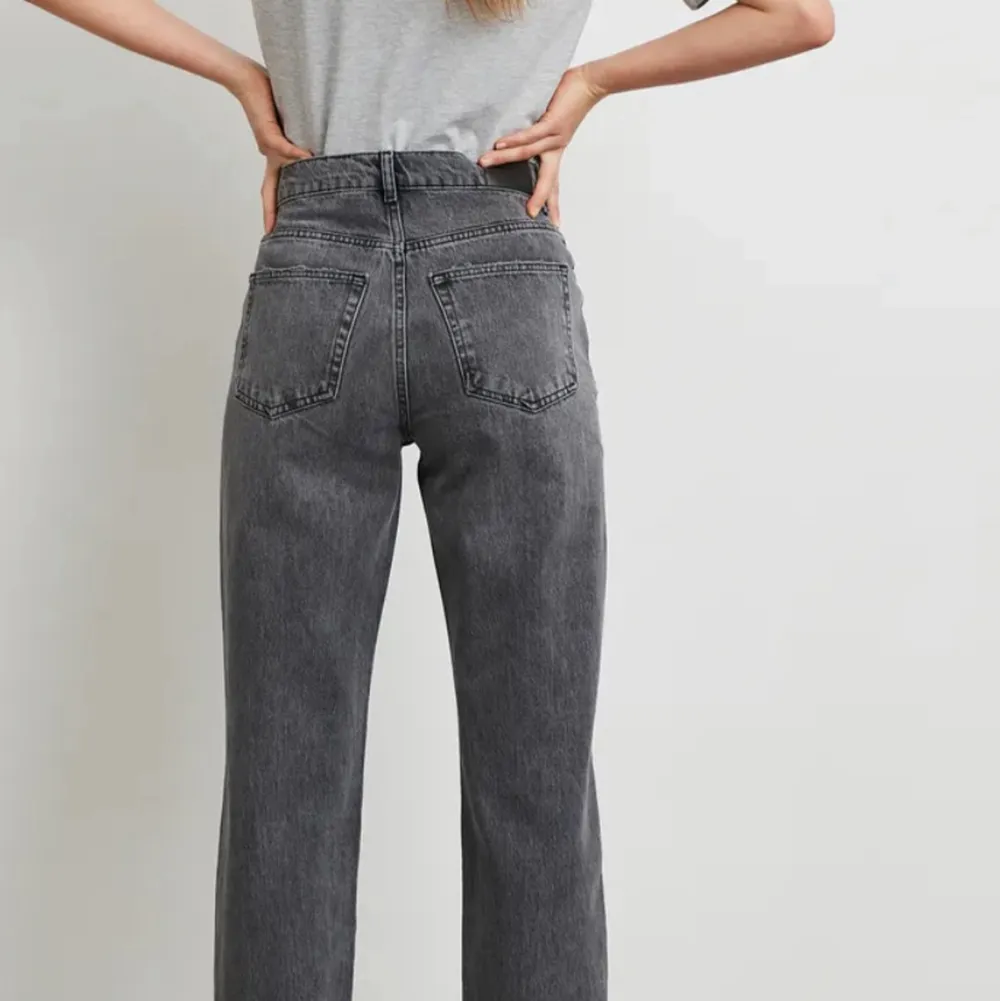 Säljer mina mörk gråa 90s High waist jeans, då jeansen är för små, använda ett antal gånger men inga defekter på dem, nypris:599kr . Jeans & Byxor.