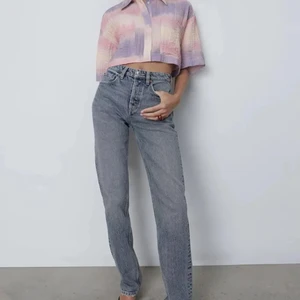Zara straight leg mid rise jeans - Jag säljer mina straight leg mid rise jeans från Zara.💗 Jeansen är i bra skick och endast använda ett fåtal gånger. Skriv vid intresse och fler bilder!