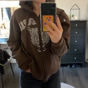 Paaw hoodie - Jätteskön hoodie med bra kvalite. Köpte i höstas och knappt använd. Säljer pga jag inte får användning av den. Skriv privat om mer bilder eller frågor!