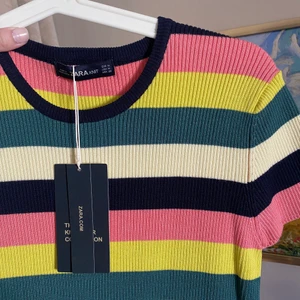 Söt Randig Topp från Zara  - En randig T-shirt i ribbat material från Zara. Denna är helt ny/oanvänd. Storlek M. 
