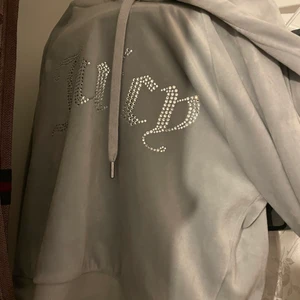 Populär Juicy couture hoodie - Köpt för 8 månader sedan och använd endast en gång. Den har inga defekter och är som ny. 