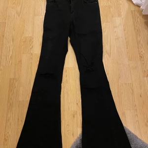 Svarta bootcut jeans - Jeans från Gina. Köparen står för frakten som är 66kr. Bra skick. Jag är 1,72 och dom är för korta för mig. Skulle passa någon runt 1,60-165 skulle jag tro.