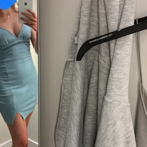 Superfin ljusblå klänning - Säljer denna fina glittriga klänning från h&m. Den är aldrig använd, enbart provad. Lapparna finns kvar💙