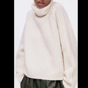 Ribbstickad tröja med hög krage 💕 - Säljer min helt nya (!!) ljusrosa stickade tröja från Zara pga känner mig inte bekväm i den! Endast använd 1 gång. Den är helt slutsåld på hemsidan och nypris är 399kr 💸