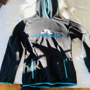 J.Lindberg Hoodie stl L - Säljer en J.Lindberg Hoodie i storlek Large, använd men i gott skick. Finns i Tumba och jag kan nås på 0737153815