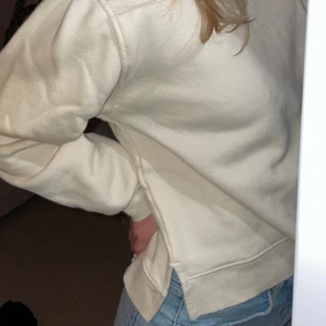 Benvit tröja  - Benvit/ljus beige tröja från Zara Kids🤍 liten slits på varje sida! 