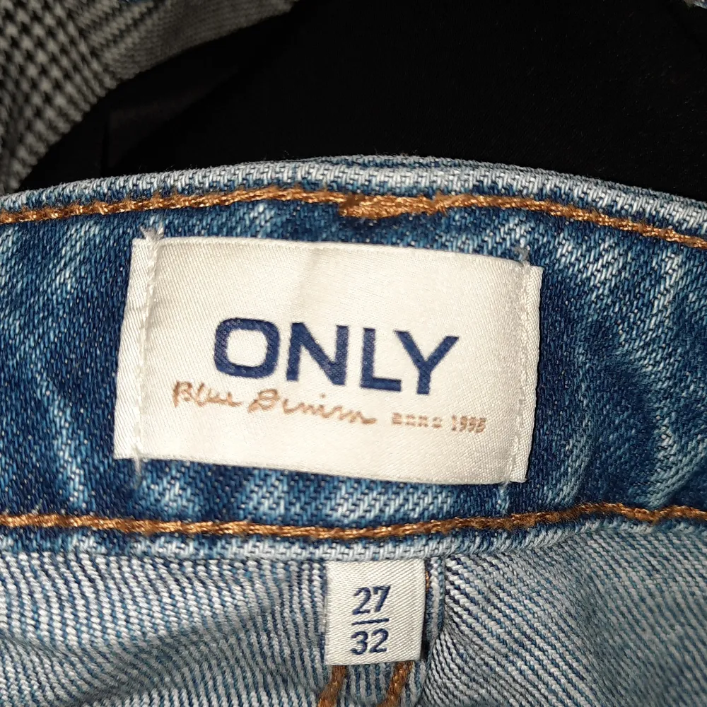 Det är ett par blåa jeans från only i storlek 27/32. Inte används säskillt mycket men haft i över 1 år. Inget slitage eller fläckar. 100kr+frakt. Jeans & Byxor.