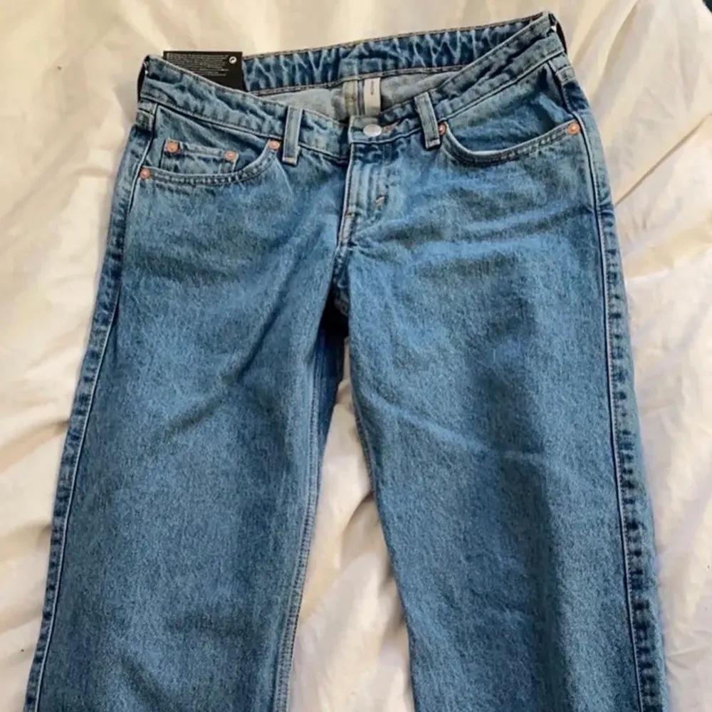 Jeans från Weekday i modellen ARROW. Köpta här på Plick, säljer vidare då de var för korta för mig. Bara provade av mig och tjejen jag köpte av, lappen sitter kvar. Storlek W26/L30. Jeans & Byxor.