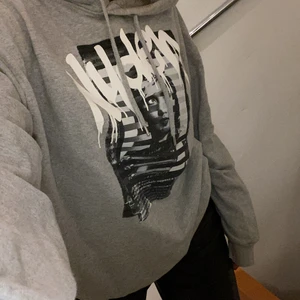 Oversized hoodie - En så ball oversized hoodie med ett coolt tryck på som tyvärr aldrig kommer till användning då den inte är min stil! Nypris 900kr