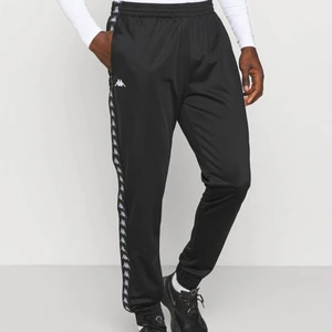 Kappa byxor - Svarta kappa byxor i modellen ”JELGE”, sparsamt använda och i superfint skick. Betalning sker via Swish! Nypris 500. Säljer också ett par marinblå