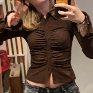 Snygg brun tröja - Säljer min snygga tröja från BikBok, den är använd ändas 1 gång❤️ Den är i strl XS/S