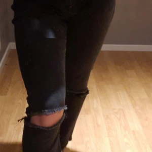Crocker jeans, Lågmidjade svarta jeans - Det är ett par lågmidjade svarta jeans från crocker jeans. Hål på båda knäna. I storlek 28/31. Inget fel på de. 100kr+frakt