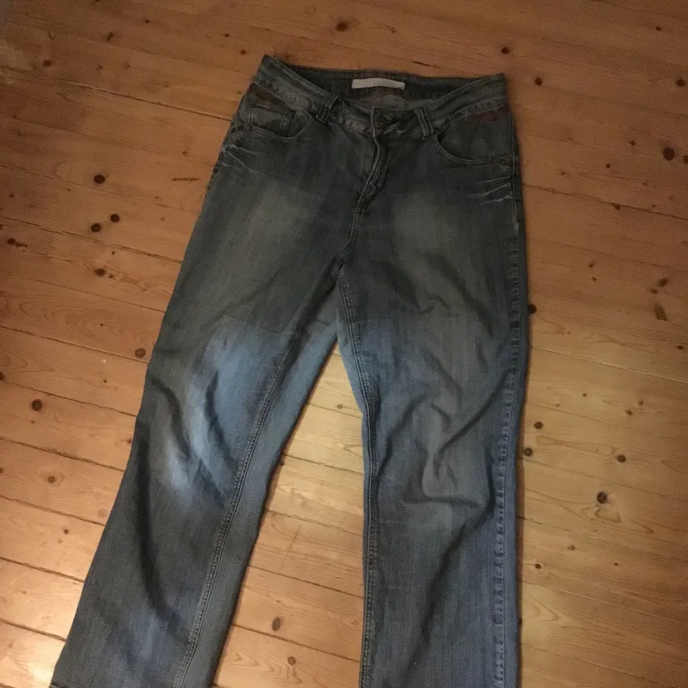 Åt det lösare hållet, raka                                                                   längd 80. Jeans & Byxor.