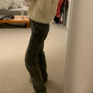Zara jeans - Populära gråa jeans från zara med slits nedtill! Tror dessa har utgått ur sortimentet. Har dock klippt av en del av slitsen då jeansen var för långa för mig. Sitter skitsnyggt baggy men behöver sälja då jag har liknande. Storlek 36 som är förstor för mig därav passformen