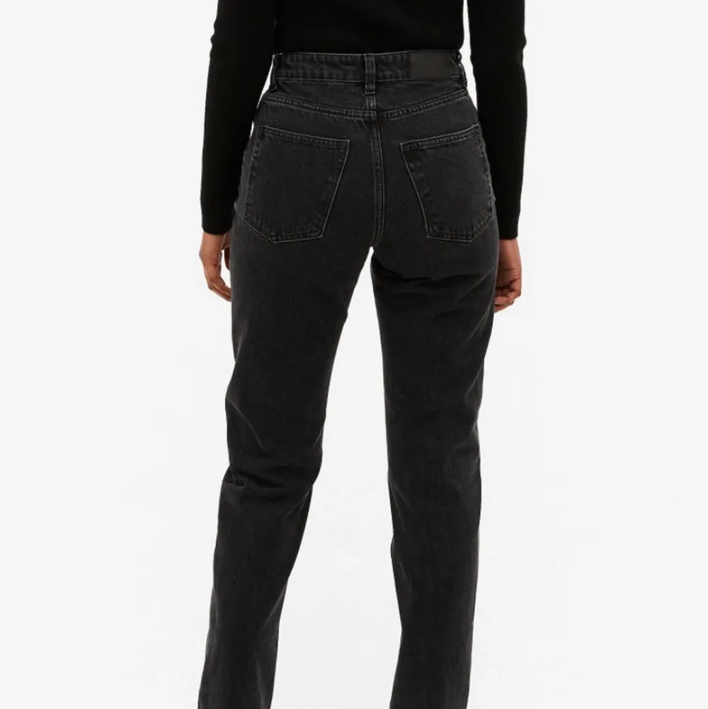 Superfina straight jeans från monki, oanvända och prislapp kvar då de tyvärr var alldeles för stora för mig. Nypris 400 + frakt . Jeans & Byxor.