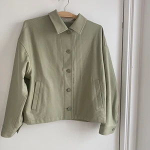 Vårjacka / skjorta Uniqlo - Köpt på uniqlo och vänd ca 1 gång. Fin sage aldrig färg. Skriv för fler bilder! 