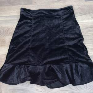 svart kjol från h&m, grunge liknande med silver detaljer, svart sammetstyg och cool passform ❤️ helt ny!! Kan mötas upp i Uppsala, annars står köparen för frakten <3