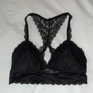 Spetsbh/bralette strl S från Hollister - Svart spets bralette / spets bh i storlek S från Hollister. Med pads i☺️ frakt 13kr