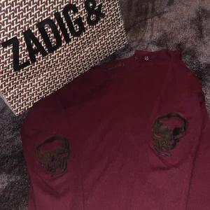 Zadig & Voltaire  - INTRESSEKOLL på denna super snygga Zadig tröjan med dödskallar vid armbågarna, inga defekter, bra skick, pris diskuteras 💓 andra bilden är lånad, finns inte att köpa på zadigs hemsida längre (inte barnstorlek) köpt för ca 4000