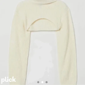 Vit bolero - Säljer denna vita boleron då den inte kommit till användning. Säljer för 200kr eller högsta bud!. Lånade bilder🥰