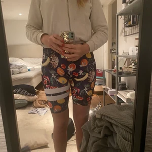 Sjukt snygga stronger cykelbyxor  - Säljer nu mina super sköna och snygga stronger cykelbyxor. På bilderna är de lite uppdragna så går både att ha de kortare och längre i benen. Säljer då de inte riktigt är min stil. Anspända endast en gång köpta gör 499kr kom med prisförslag privat❤️❤️ storlek medium men skulle säga att de passar S-L då det är stretchiga 