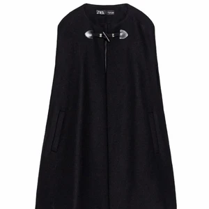 ZARA CAPE COAT WOOL MANTECO - Säljer nu min jättefina Yllekappa. SLUTSÅLD Zara Cape Coat. Finns inte längre att köpa i hela världen. Köpt på Zara i Beverly Hills, Los Angeles. Perfekt nu till hösten 😃🥰