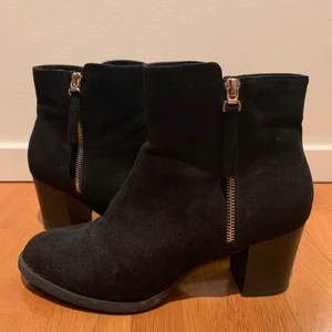 Boots med klack🖤 - Skor med klack! Såå fina men kommer inte till användning. Bra skick! 