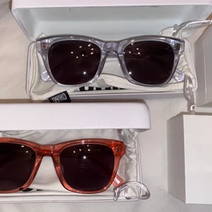 Solglasögon  - Glasögon från Chimi eyewear. Båda är #007, färgerna Guava och Litchi. Knappt använda, endast en gång eller bara testad. Köp ett par= 350 Köp båda paren= 600kr                                Köparen står för frakt. 