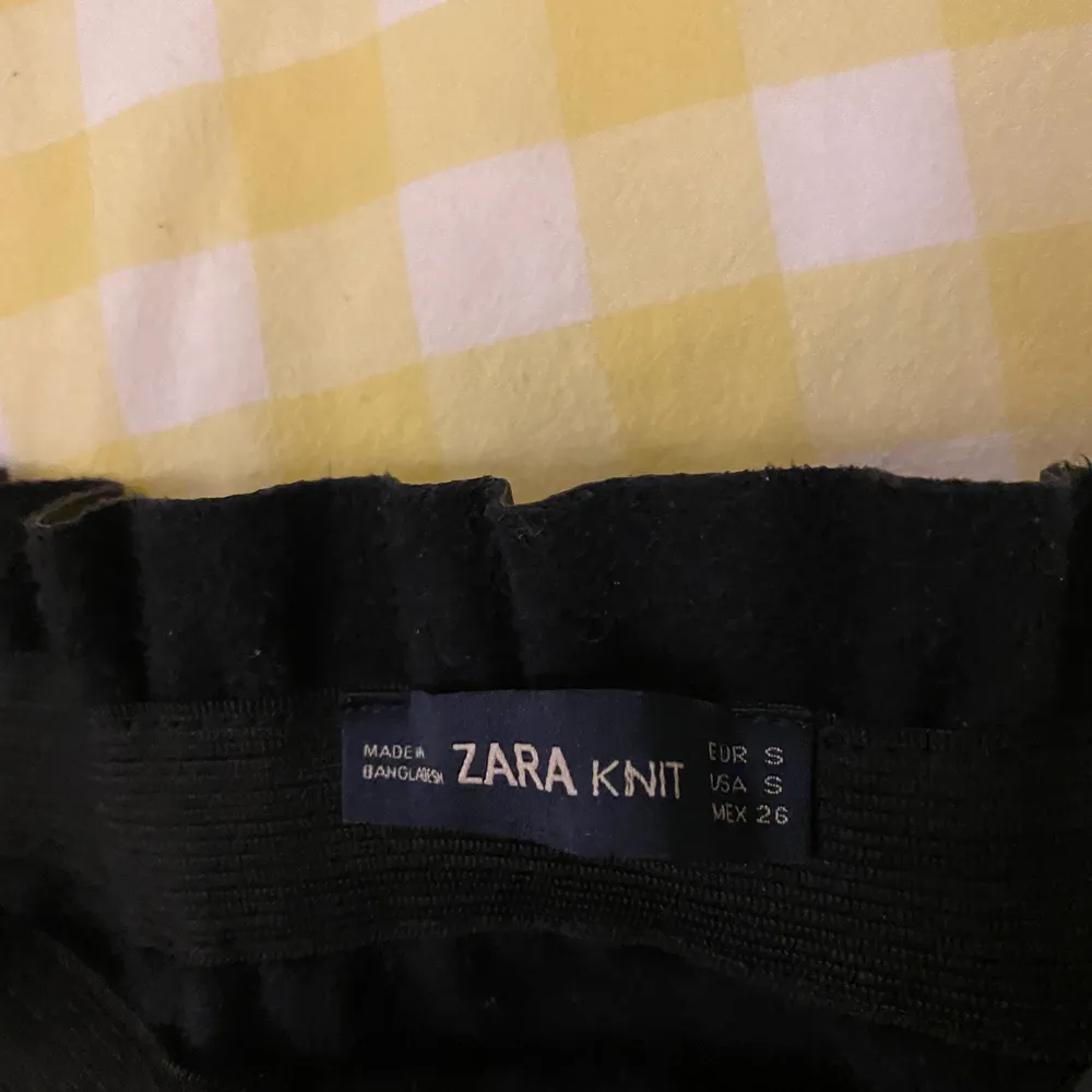 Läderkjol från ZARA med fickor, storlek S:). Kjolar.