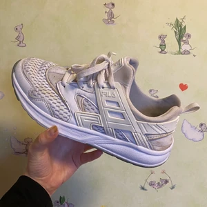 Fila skor  - Super fina och coola fila skor som är köpta på second hand (dom är lite smutsiga men annars fint skick) säljer då dom tyvärr är för små för mig :-( 