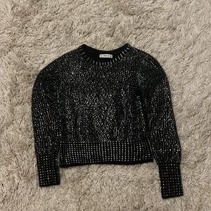 Glittrig zara tröja - Säljer denna jätte fina zara tröjan. En stickad mörkblå tröja med massa stenar som köptes för många år sen. Väldigt unik tröja och har aldrig sett nån med samma 