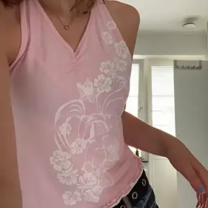 bilden är från personen jag köpte ifrån❗️                 säljer denna jättesöta halterneck topp som är köpt här från plick, säljer då den inte kommer till användning och gillade inte hur den satt på mig. jag har bara användit den en gång så bra skick, kontakta om fler bilder eller frågor<3 