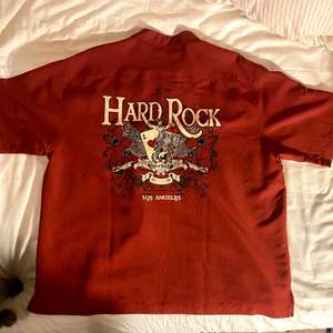 Kortärmad skjorta från Hard Rock Casino. Köpt 2009 för 58$. Produceras ej längre. Skönt material i storlek XXL, men passar bra som en oversized tröja för mig som är en storlek M. 