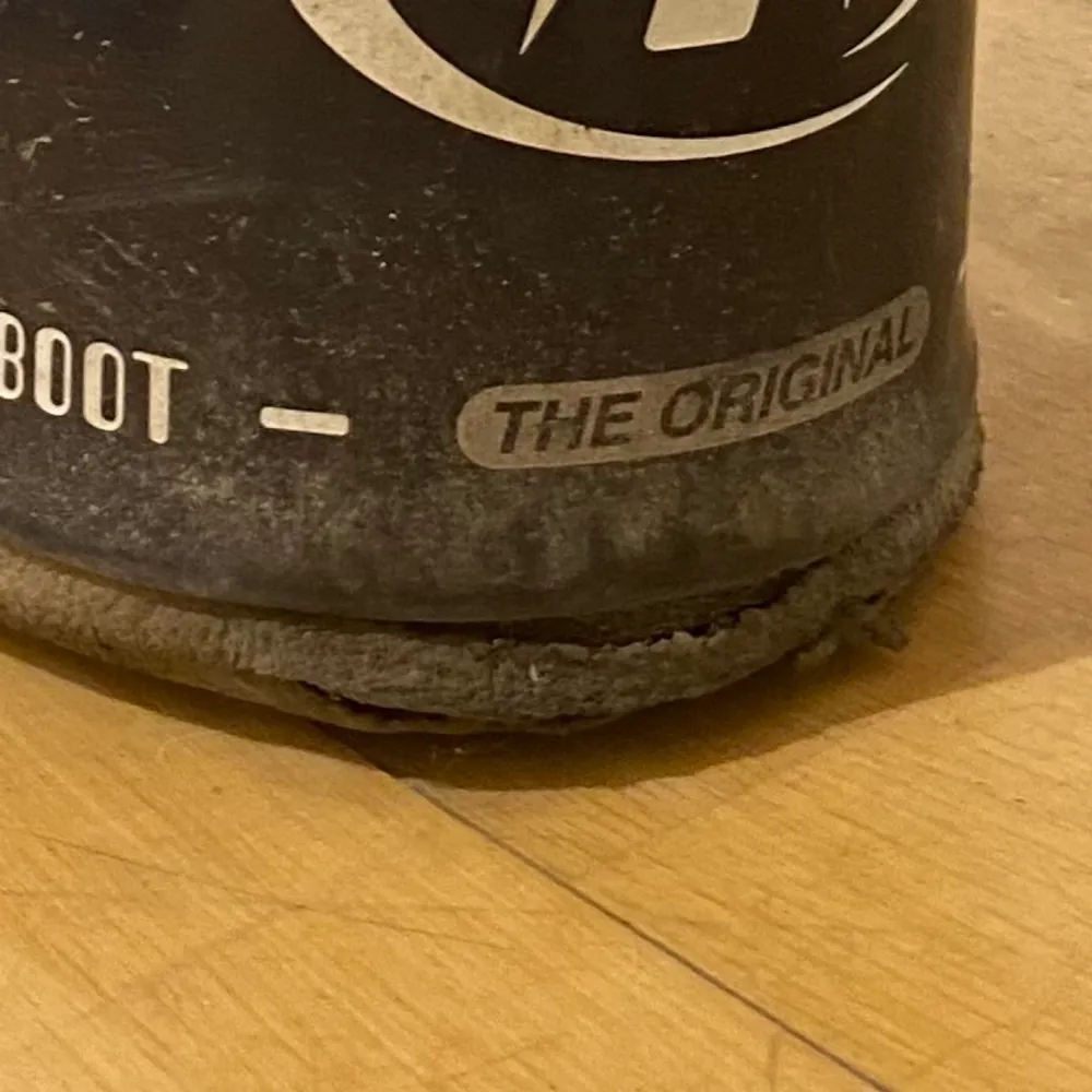 Skulle vilja kolla om någon är intresserad av dessa fina röd lackade moon boots då jag vill köpa nya skor. Säljer vid bra bud (skriv privat) men dem har gått sönder lite längst ner på skon (se 2 och 3 bilden) men inget jag tänkt på så mycket. Jätte sköna och mysiga och är snötäta men kan inte försäkra er om att dem är vattentäta. Kom privat vid intresse💕. Kengät.