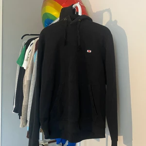 Kärleksbrev Hoodie , Hov1 merch stl M - Säljer min Svarta kärleksbrevs Hoodie då den inte kommer till användning! Använd kanske 20 gånger och är i väldigt fint skick! Bilder på kan fås vid intresse🌈💞 Den är i storlek Medium och tycker den är sann i storleken, kan mäta måtten om det skulle viljas! Köpte den 2020 skulle jag chansa på🥰.                              Den kan postas för 66kr ( spårbart ) , kan även mötas upp i karlskrona samt arvika på lov❣️ Den är köpt för 650kr så tänkte sälja den för 200kr ❣️