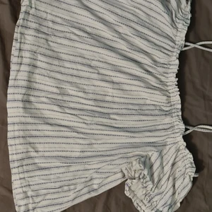 off shoulder blus  - Off shoulder blus från H&M. Osäker när den är köpt men den blev nästan aldrig använd. Storlek L. Ej möjligt med spårbar frakt! Frakten är inräknad i priset. Betalning sker via swish <3