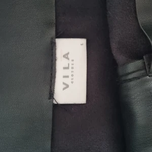 Svart kjol  - Svart skinnkjol. Aldrig använd. 