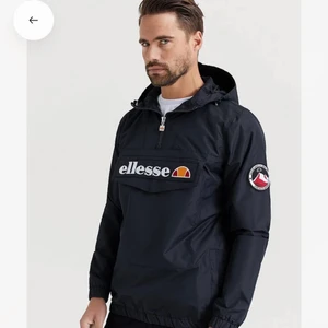 Ellesse Vindjacka - Ellesse Anorak El Mont 2. Ordinarie pris 1250kr. I gott skick. 