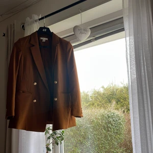 Brun kavaj - Brun kavaj med gulddetaljer. Knappt använd och funkar både själv utan något under och som overcoat jacka💗💗