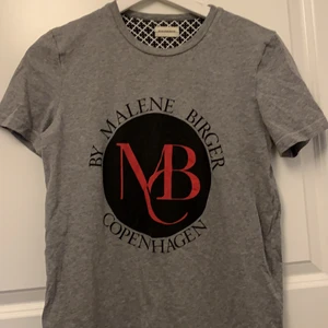 BY MALENE BIRGER T-SHIRT - grå by malene birger designer t-shirt, knappt använd, i storlek XS, men passar även upp till medium (sitter lite tajtare då) ❤️❤️
