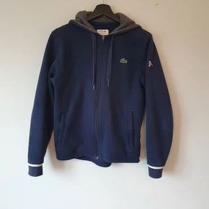 Lacoste Djokovic Hoodie - Det är en limiterad tröja med tennis spelaren Novak Djokovic. Köpt för 1200. Mitt pris 400.