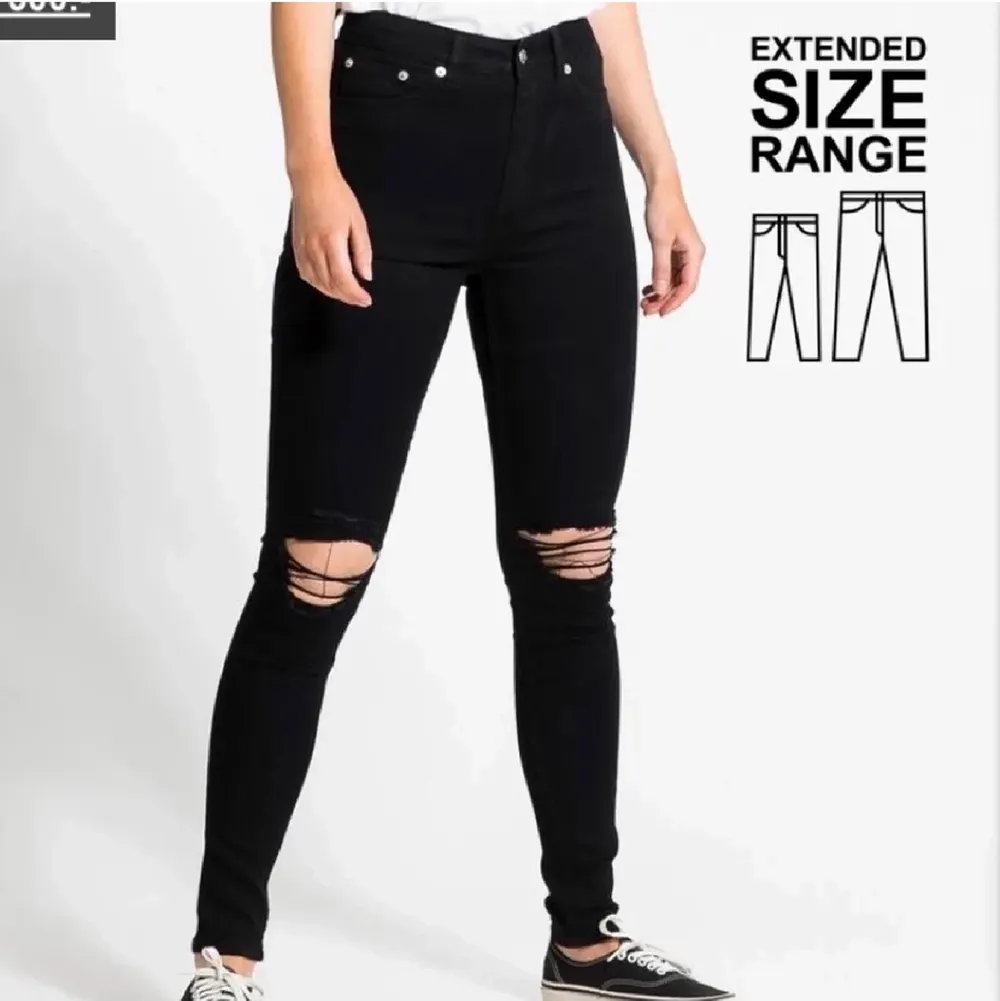 Svarta jeans med slitningar! Helt nya med prislapp kvar💖 . Jeans & Byxor.