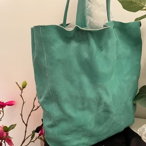 Dolce & Gabbana shopper  - Stor shopper i skinn, två stycken innerfack. Höjd: 40 cm Bredd: 35 cm Djup: 15 cm Två stycken fläckar på ena sidan, går att få bort hos kemtvätt. 