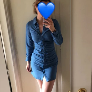 Blå klänning - Blå klänning från bikbok, storlek S. Använd ett fåtal gånger. Klänningen är i bra skick!