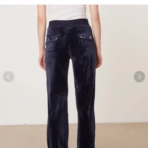 Juicy - Mörkblåa juicy byxor i storlek S ❤️ skriv för mer bilder