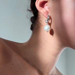Söta pärlörhängen från Maria Nilsdotter. Handgjorda i silver och en freshwater pearl. Säljs fortfarande på hemsidan för 4790kr/par, modellen heter Chunky Pierced Pearl. 